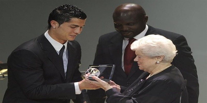 Cristiano Ronaldo lần đầu nhận giải Puskas